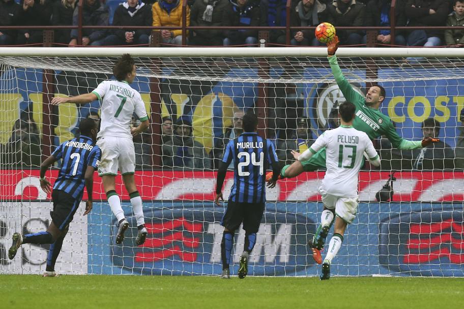 Handanovic smanaccia sugli sviluppi di un calcio d&#39;angolo. Reuters